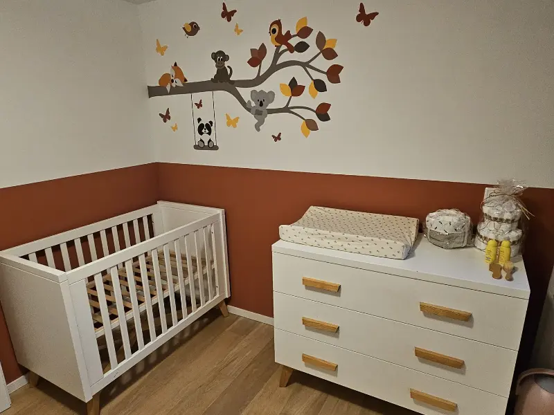 Behangsticker babykamer tak met vrolijke dieren roest en okergeel